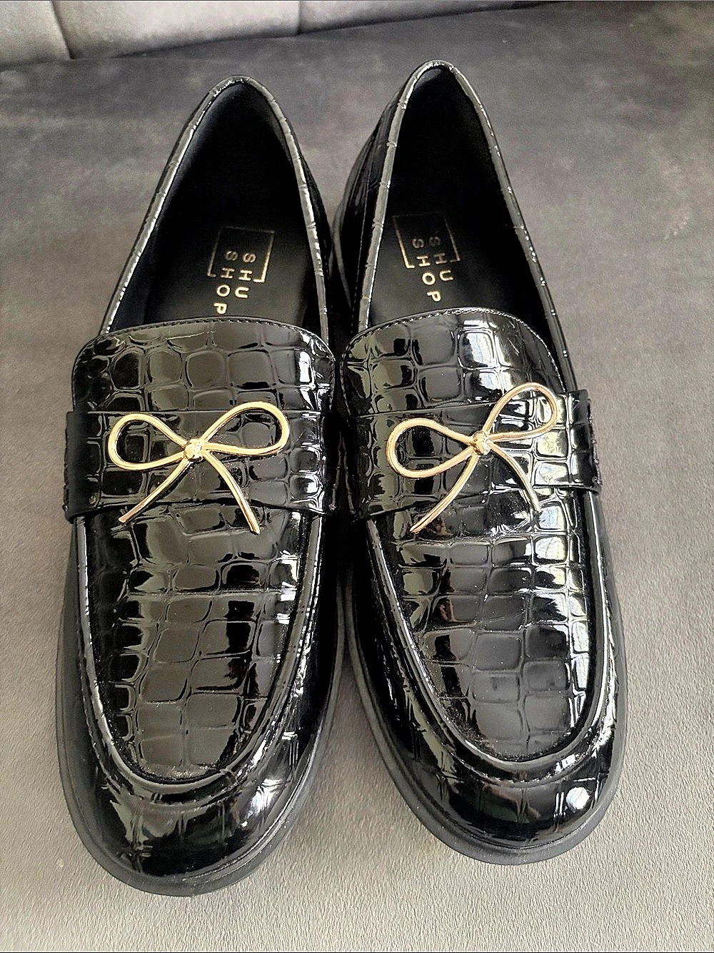 SHU SHOP Black Crocodile-Embossed Loafers US 9